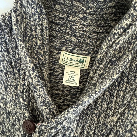L.L. Bean Men's Blue & Cream Lambswool Sweater sz L - Picture 3 of 5